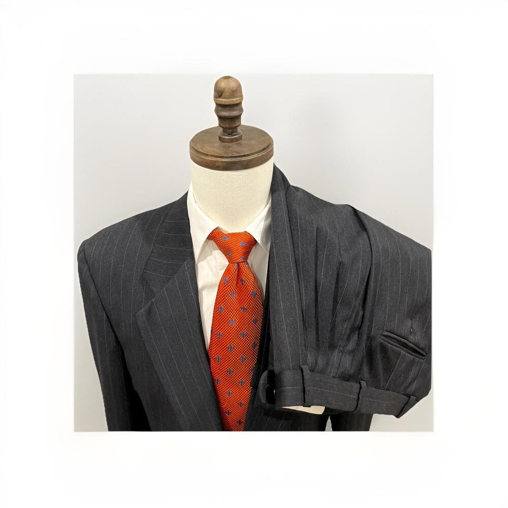 PRISTINE JACK VICTOR MENS SUIT 44R 34x33 CHARCOAL W PINSTRIPES MADE IN CANADA